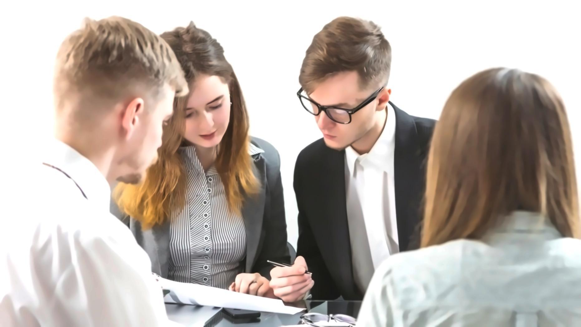 Profesional analizando gráficos financieros en múltiples pantallas
