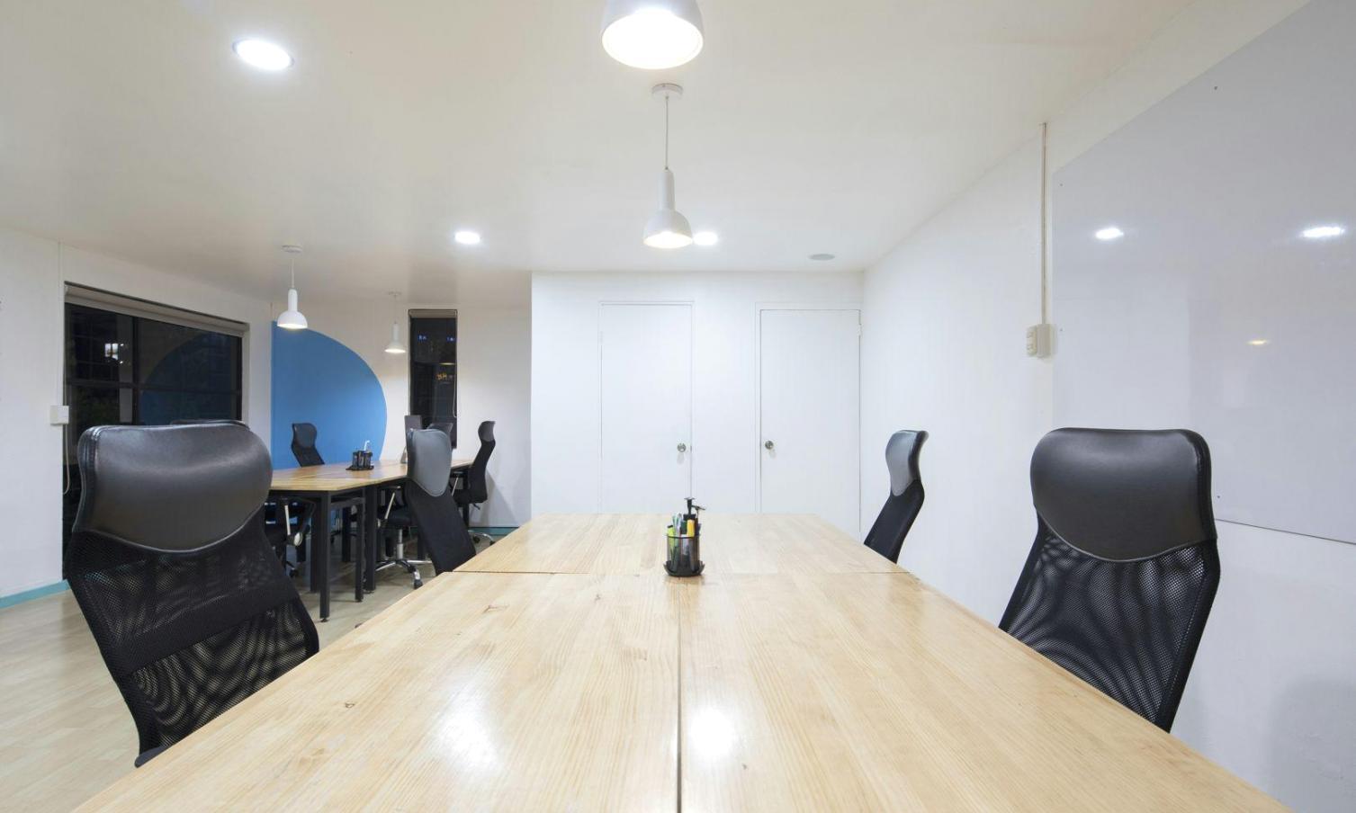 Estudiantes trabajando en análisis financiero con datos de mercado